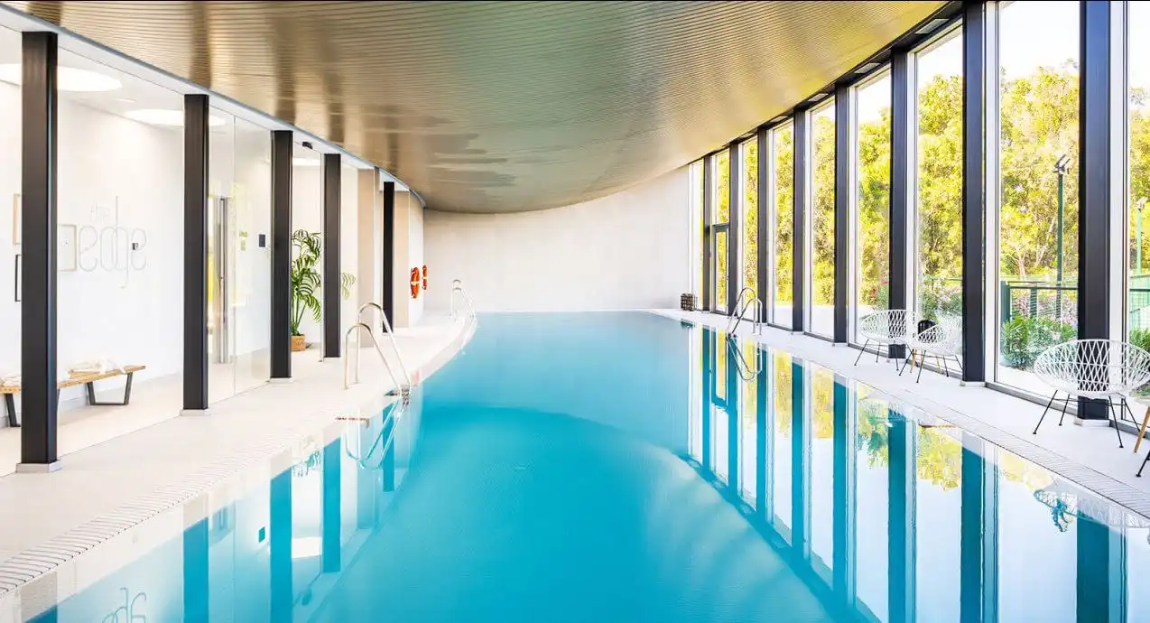 Piscina de Apartament en venda en Estepona amb Aire condicionat, Calefacció i Jardí privat