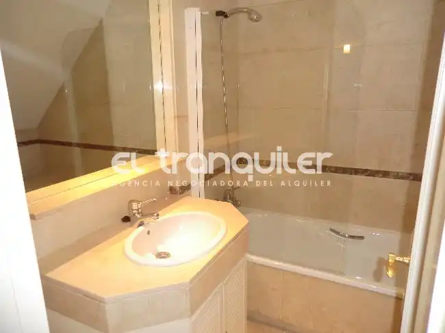 Baño de Dúplex de alquiler en Majadahonda con Trastero, Piscina y Lavadora