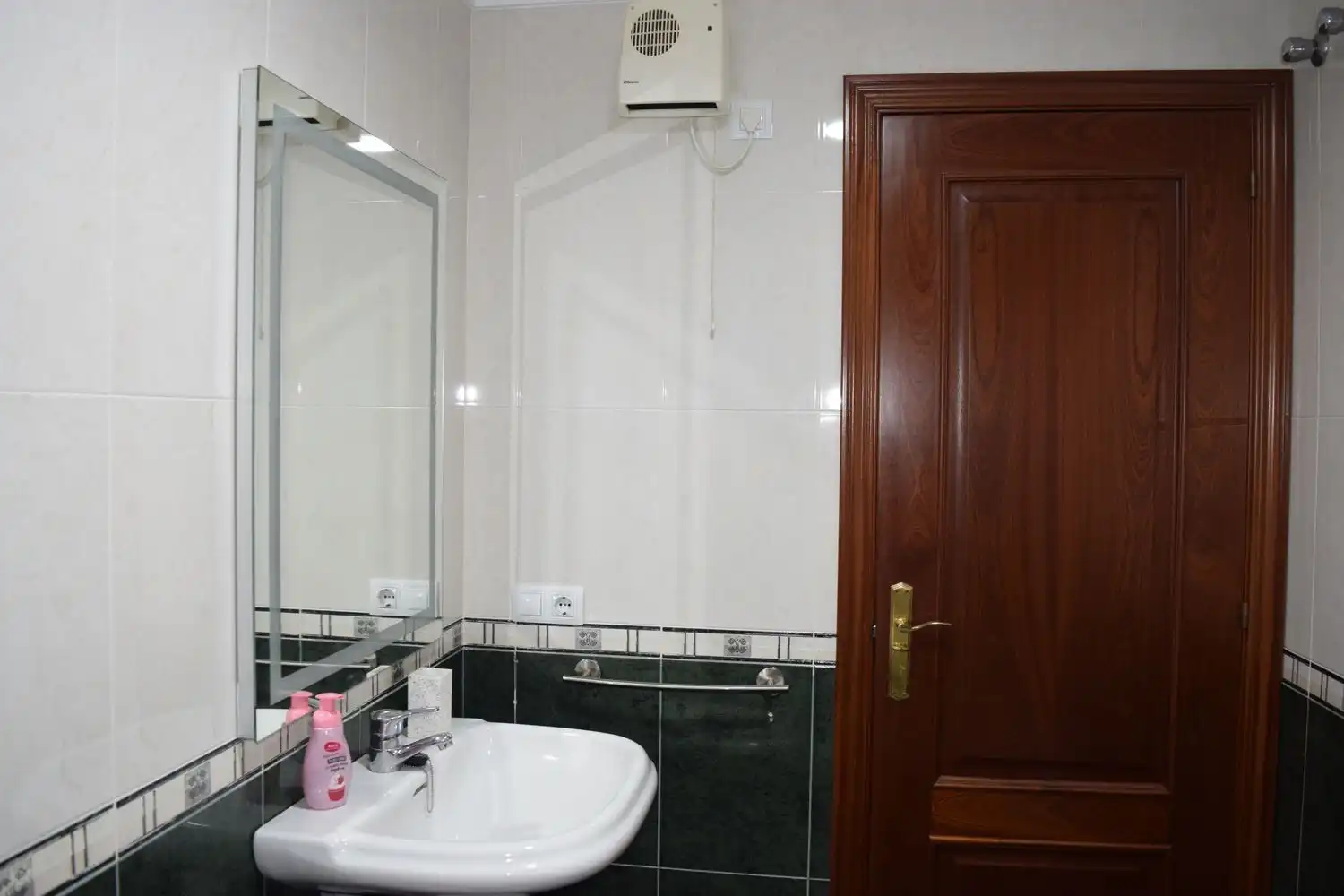Bathroom of Flat for sale in El Franco 