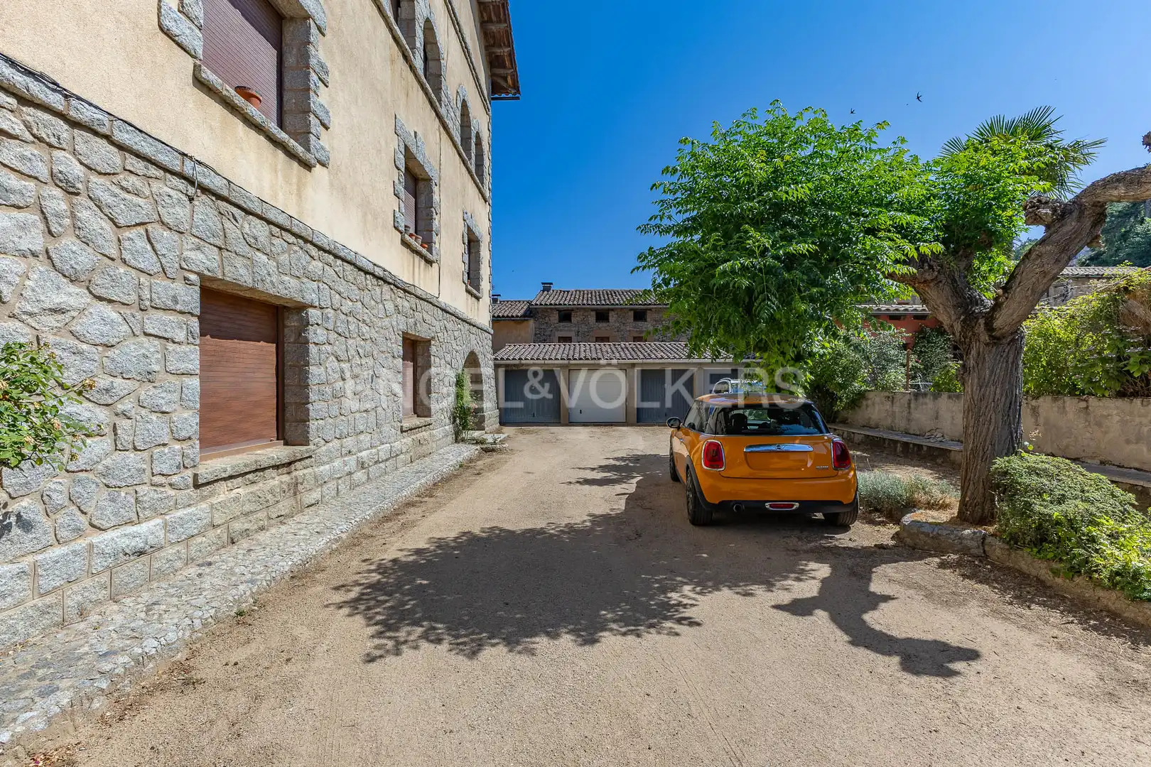 Vista exterior de Pis en venda en Viladrau amb Calefacció i Jardí privat
