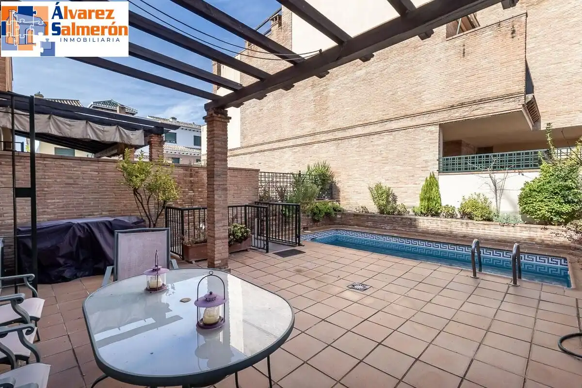 Terrasse von Einfamilien-Reihenhaus zum Verkauf in Granada mit Privatgarten, Terrasse und Schwimmbad