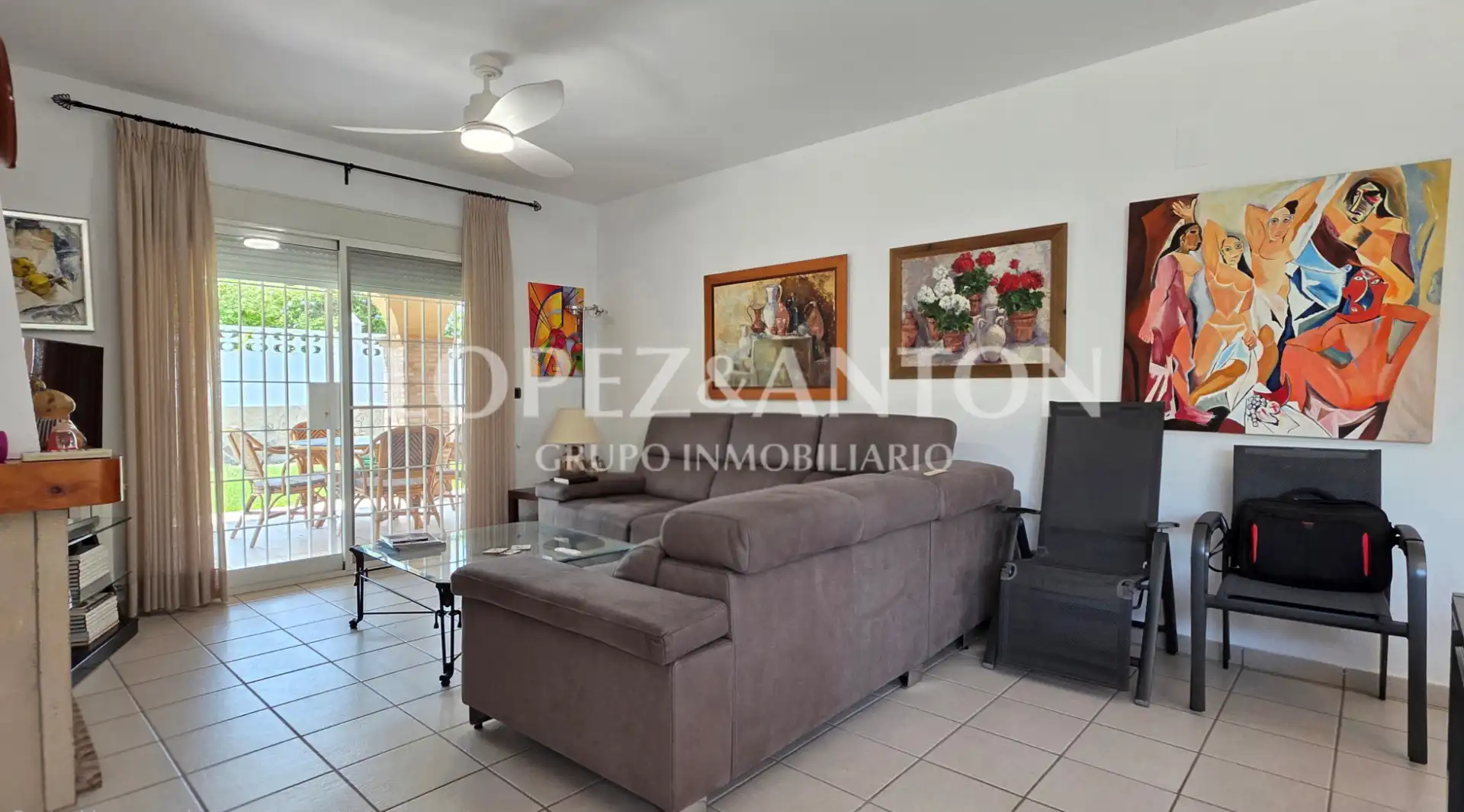 Sala d'estar de Casa o xalet en venda en L'Eliana amb Aire condicionat, Calefacció i Jardí privat
