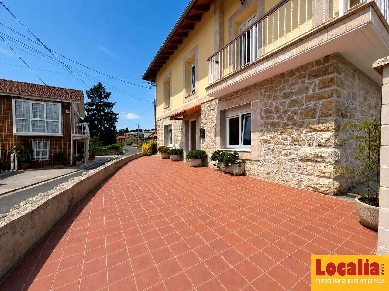 Vista exterior de Casa o chalet en venta en Miengo con Jardín privado, Terraza y Amueblado
