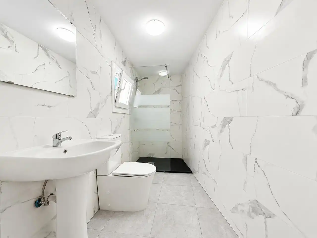 Baño de Planta baja para compartir en Madrid con Aire acondicionado y Amueblado