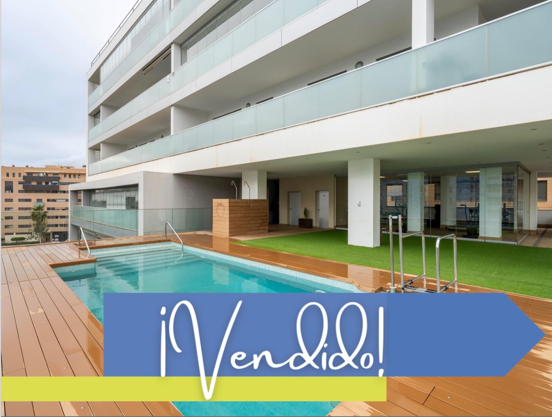 Piscina de Pis en venda en  Almería Capital amb Aire condicionat, Calefacció i Jardí privat