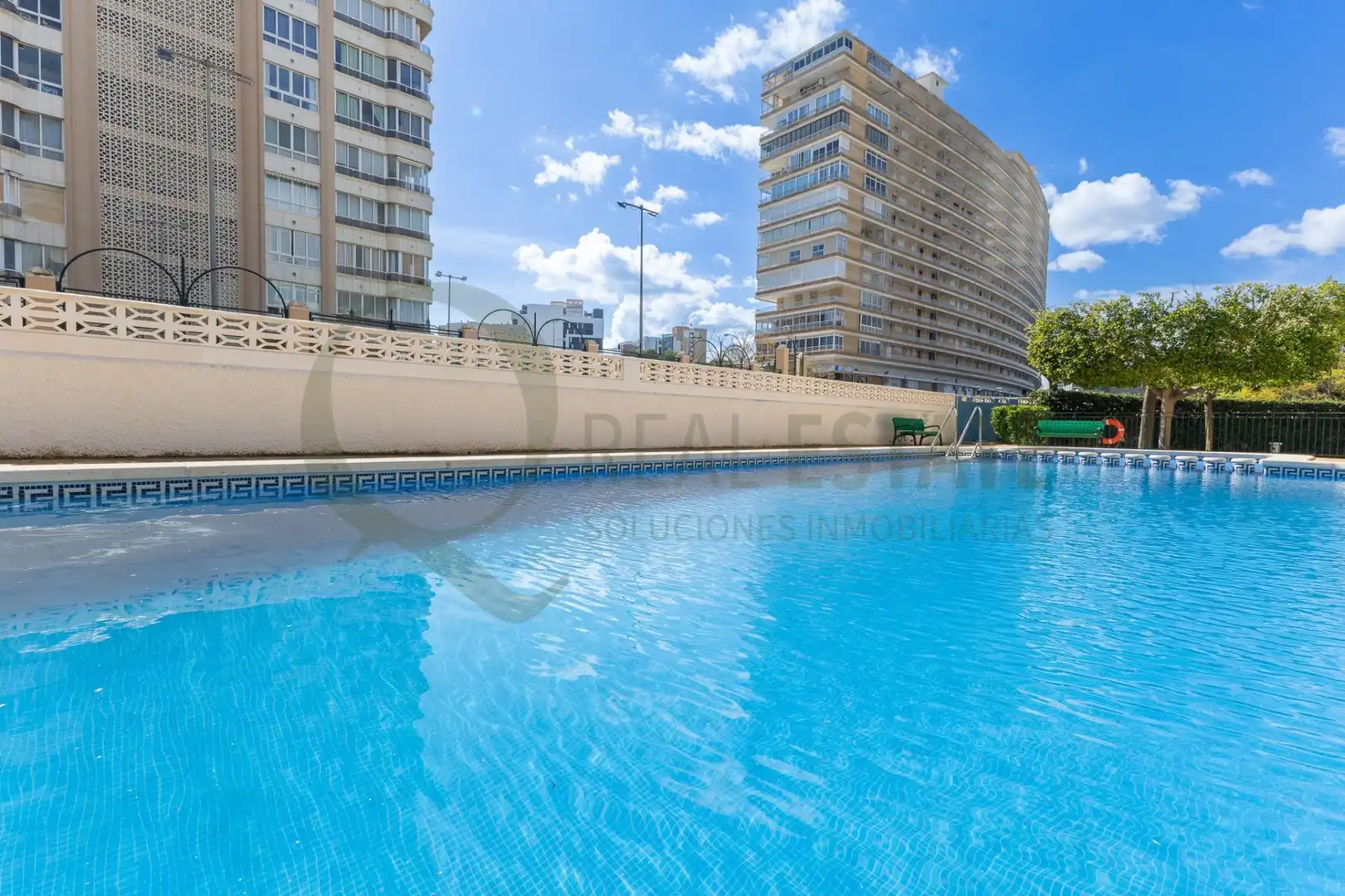 Außenansicht von Wohnung zum Verkauf in Alicante / Alacant mit Klimaanlage, Heizung und Privatgarten