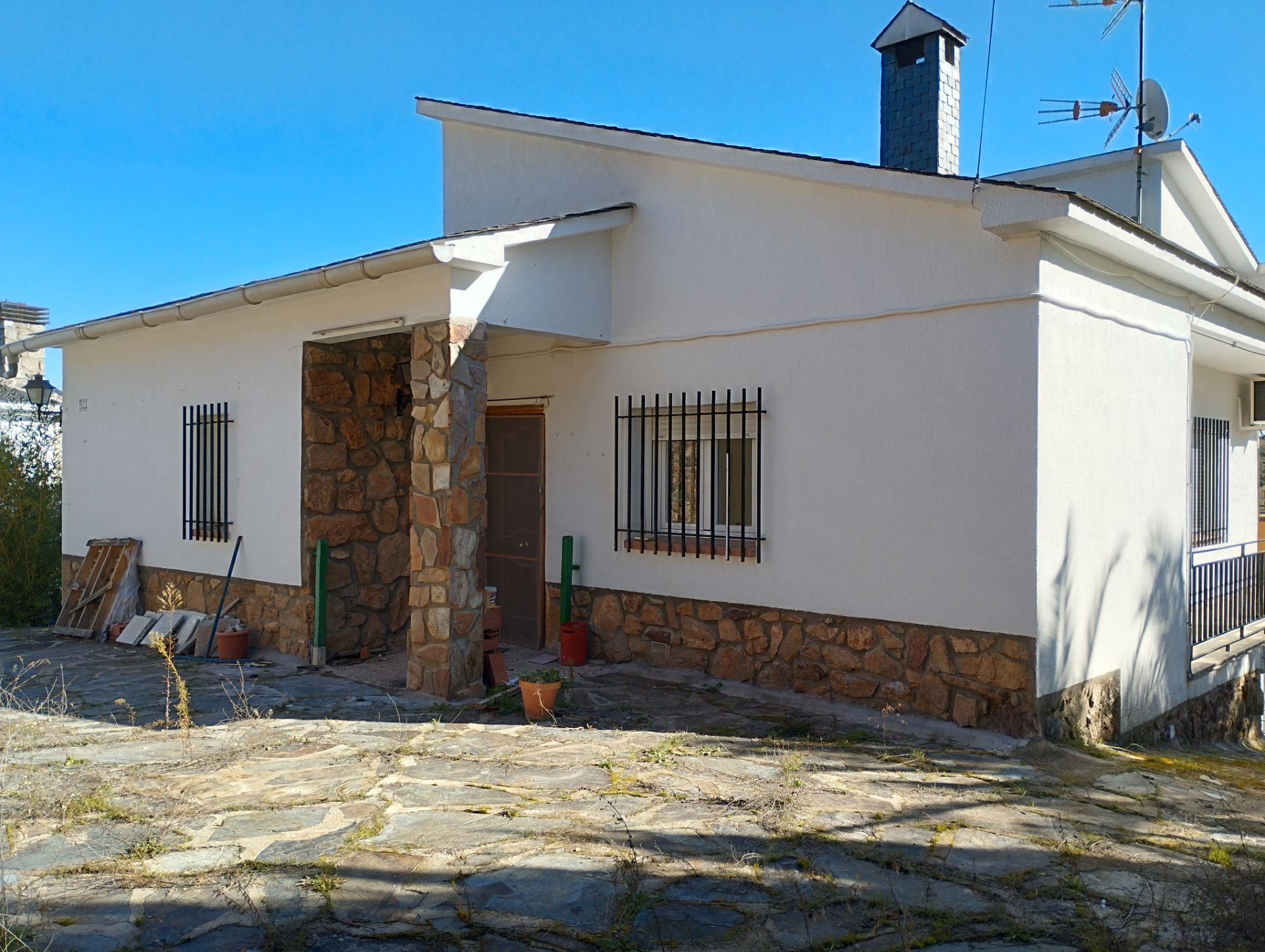 Exterior view of House or chalet for sale in Los Navalmorales  with Air Conditioner, Heating and Private garden