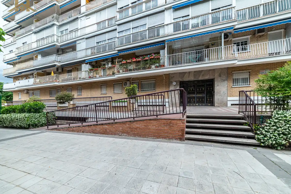 Vista exterior de Pis en venda en Móstoles amb Piscina comunitària
