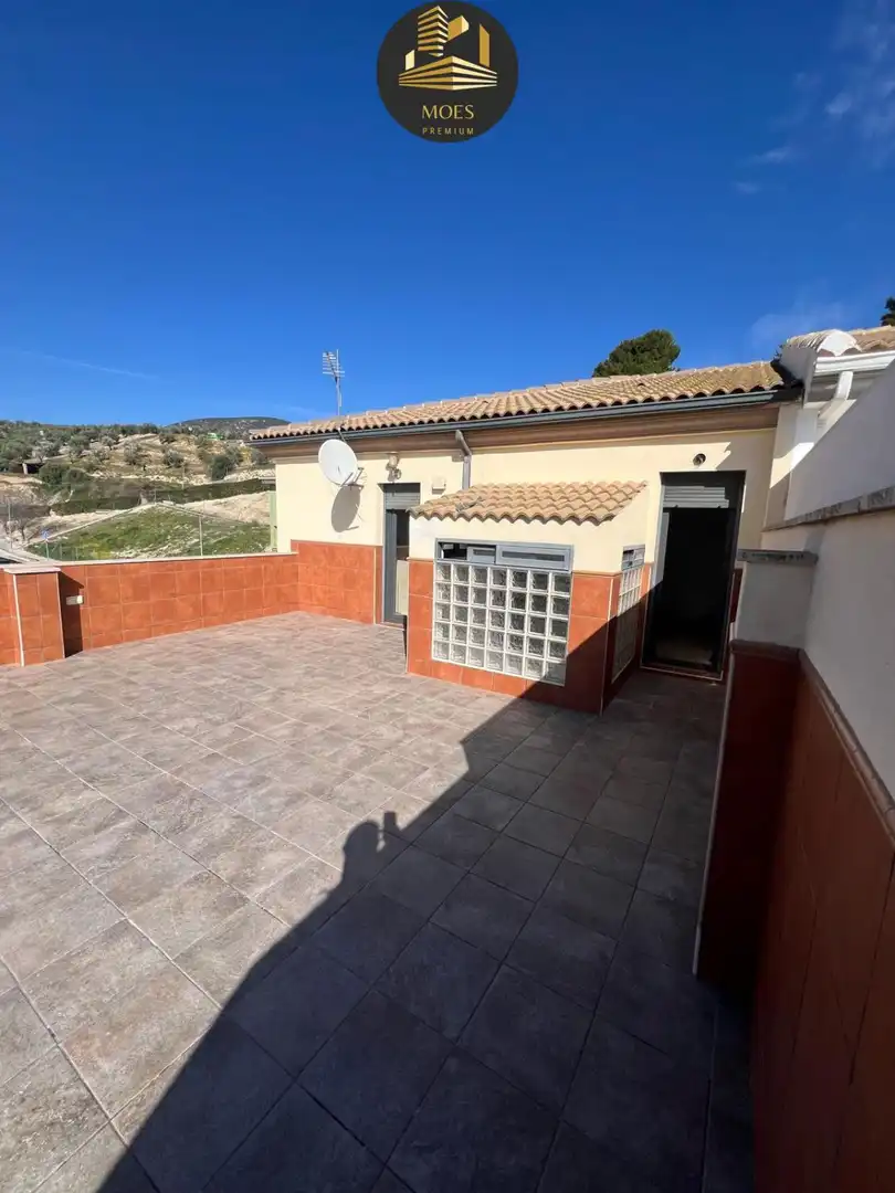 Vista exterior de Àtic en venda en Huelma amb Terrassa