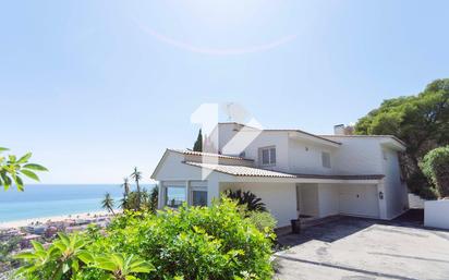 Vista exterior de Casa o xalet en venda en Castelldefels amb Jardí privat, Terrassa i Piscina comunitària