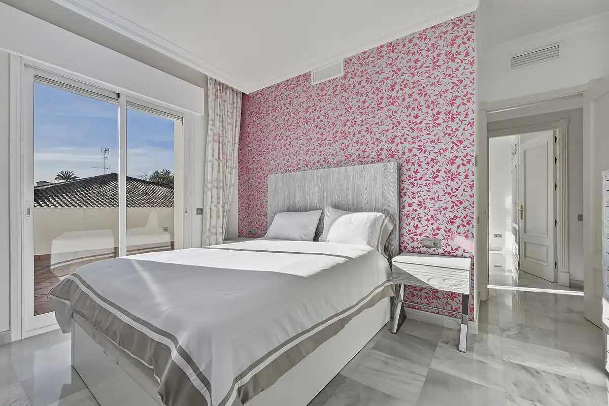 Dormitori de Casa adosada en venda en Marbella amb Aire condicionat, Terrassa i Traster