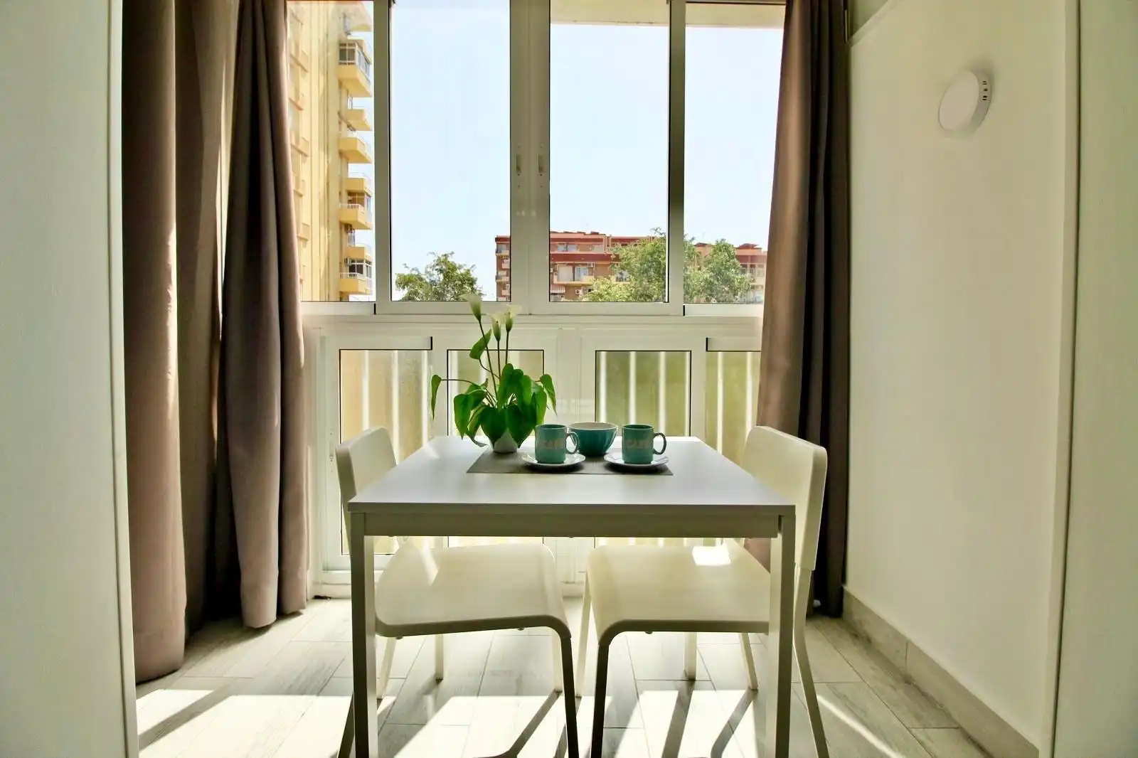 Terrasse von Wohnung zum Verkauf in Benalmádena mit Klimaanlage, Privatgarten und Möbliert