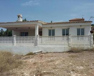 Vista exterior de Casa o xalet en venda en Chiva amb Terrassa i Piscina