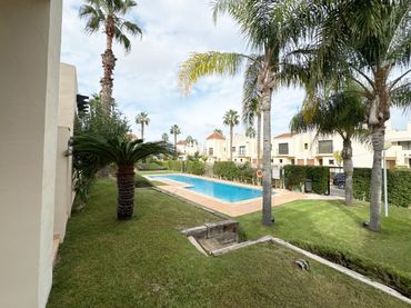 Casa pareada con balcón en venta en Calle C