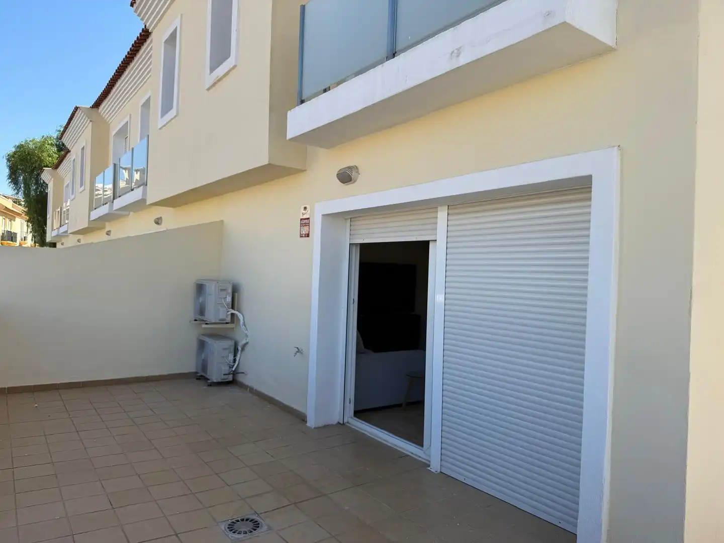 Vista exterior de Casa adosada de alquiler en Fuengirola con Terraza, Trastero y Piscina comunitaria