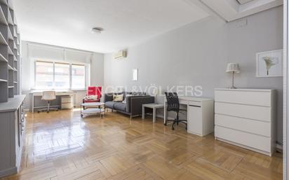 Sala de estar de Piso en venta en  Madrid Capital con Aire acondicionado y Terraza