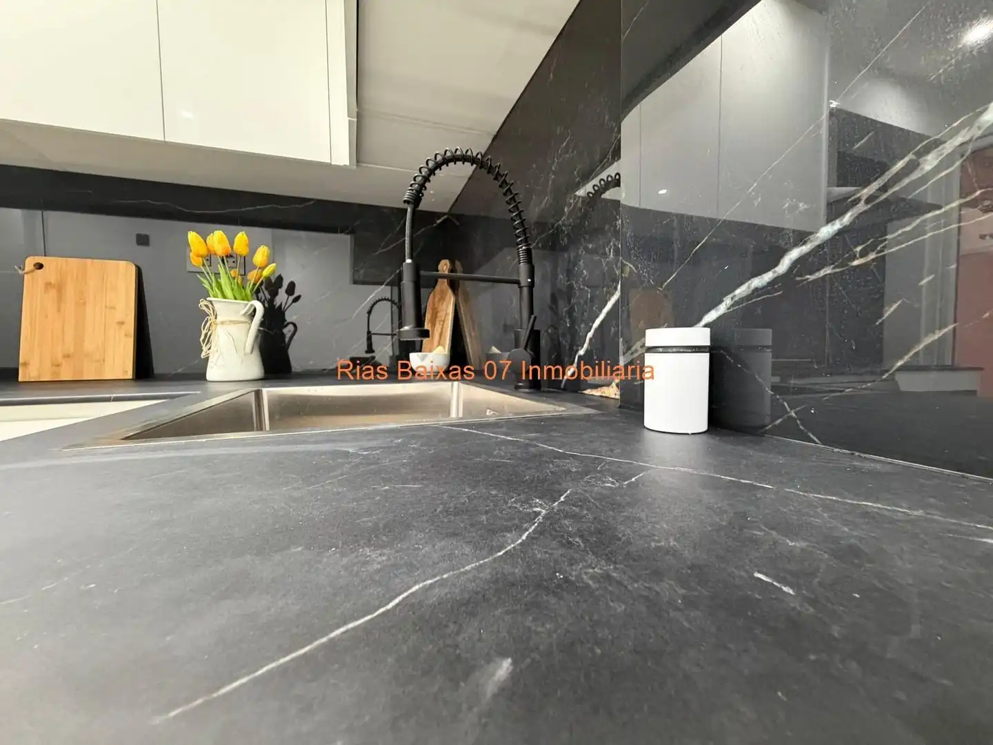 Cocina de Piso en venta en Vigo  con Calefacción, Terraza y Trastero