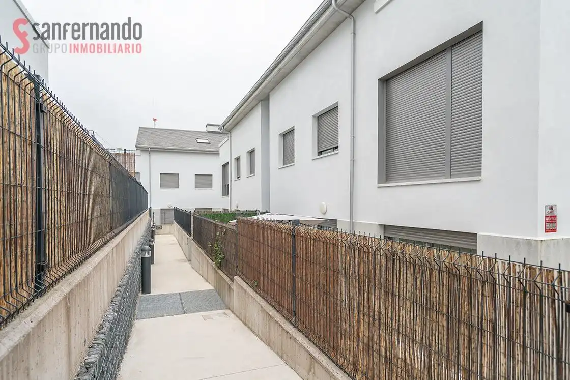 Vista exterior de Casa adosada en venta en Santa Cruz de Bezana con Calefacción, Jardín privado y Terraza