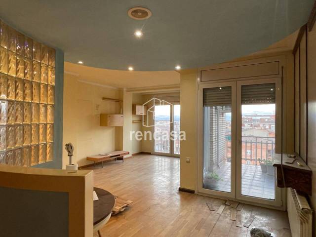 Piso en Venta en Calle Ermengol VI en Joc de la Bola - Camps d'Esports