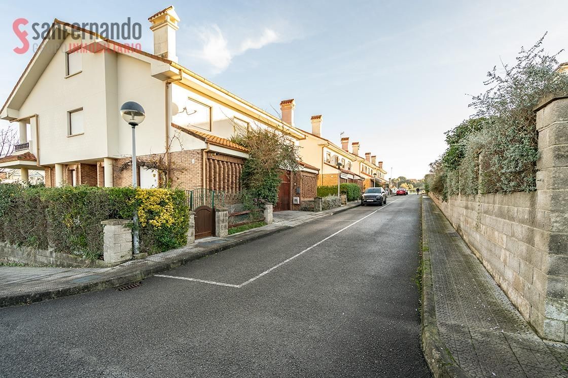 Vista exterior de Casa o xalet en venda en Miengo amb Aire condicionat, Calefacció i Jardí privat