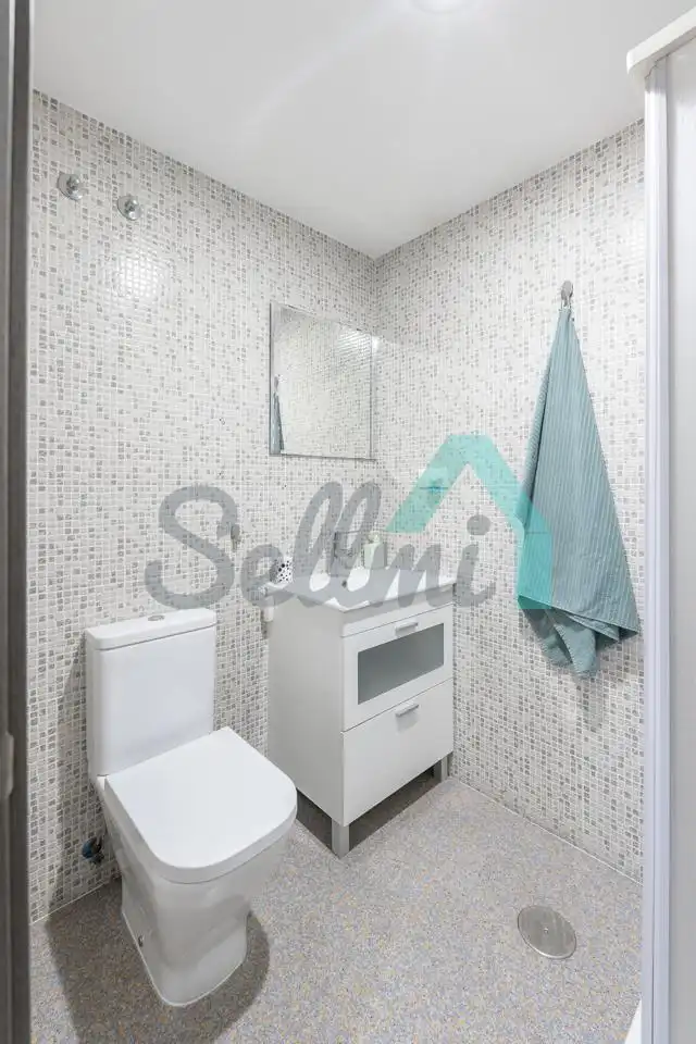 Bathroom of Flat for share in Oviedo   with Heating, Furnished and Internet