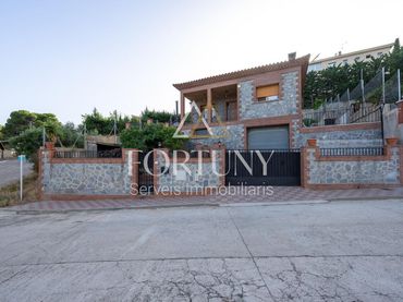 Casa con piscina en venta en de Montclar