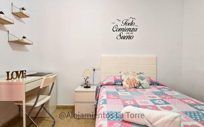 Bedroom of Flat for sale in Vélez-Málaga  with Air Conditioner, Terrace and Furnished