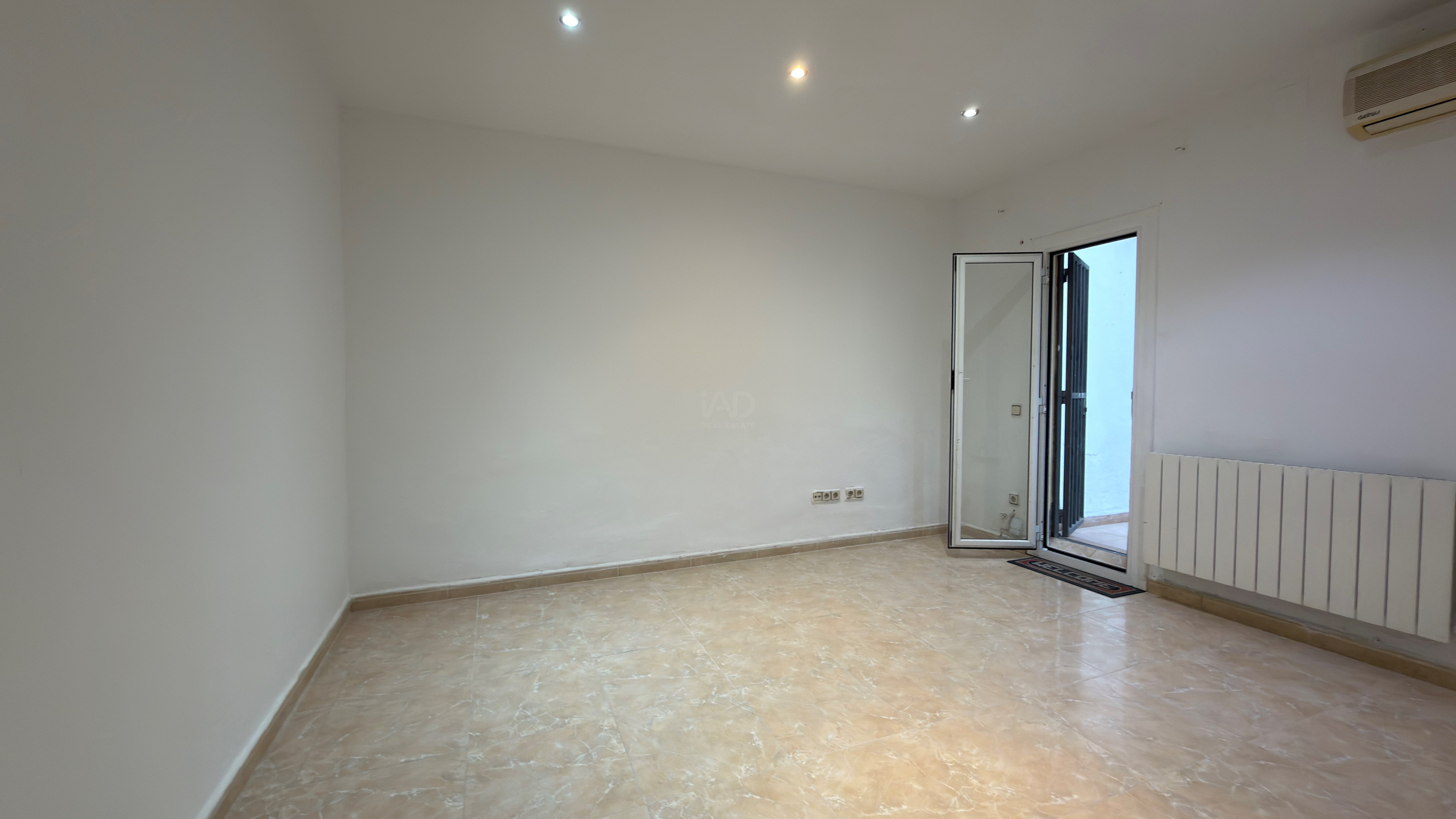 Flat for sale in Badalona  with Heating