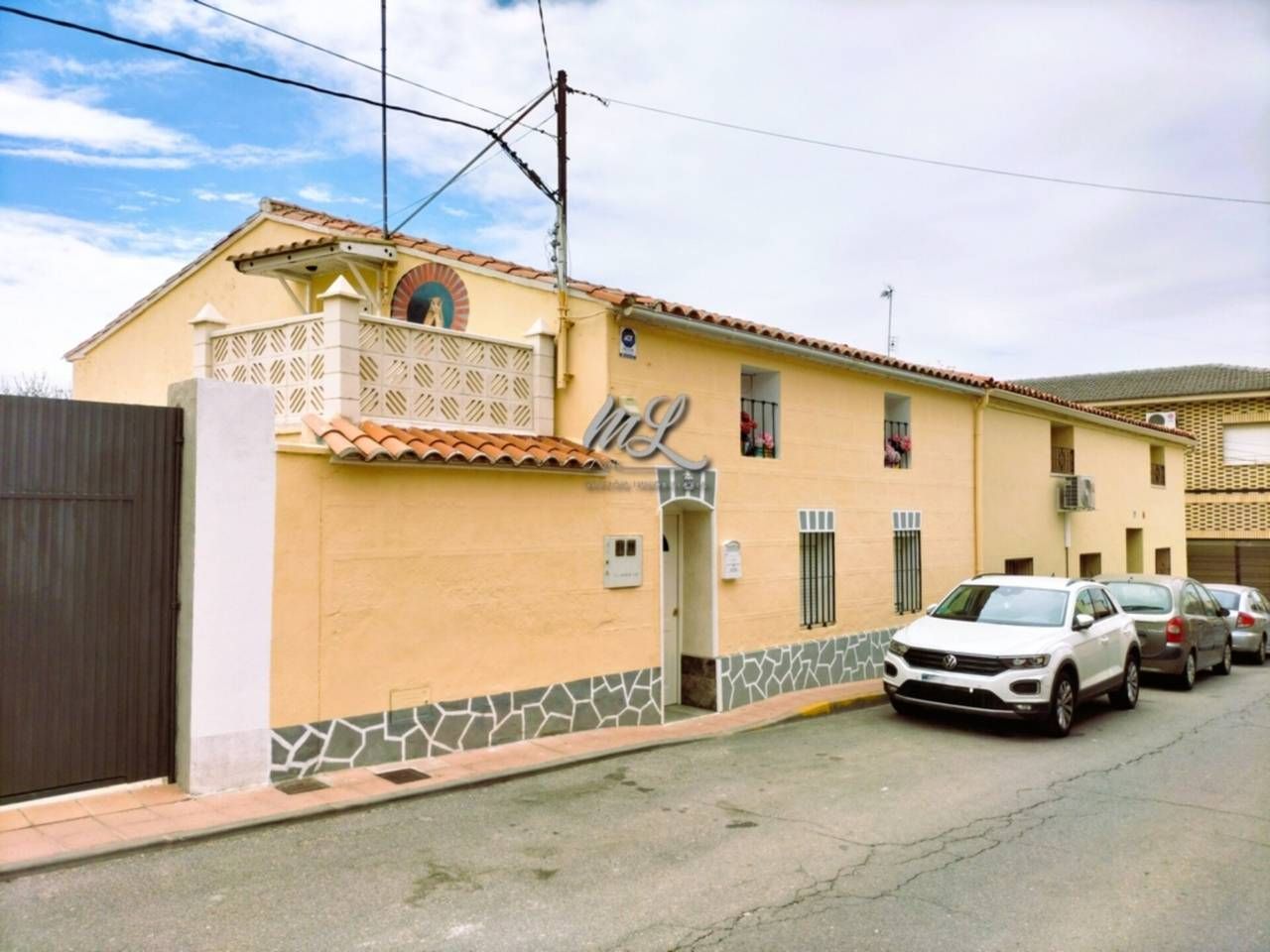 Vista exterior de Casa adosada en venda en Camarena amb Calefacció i Moblat