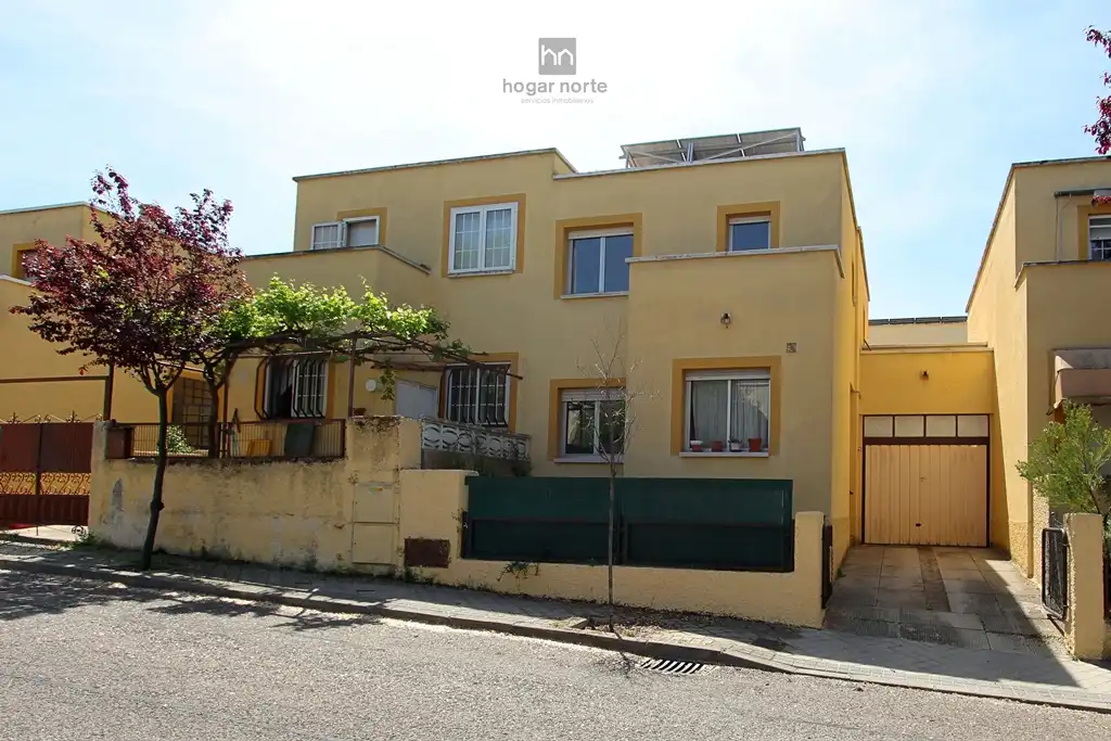 Vista exterior de Casa o chalet en venta en San Sebastián de los Reyes con Aire acondicionado, Calefacción y Jardín privado