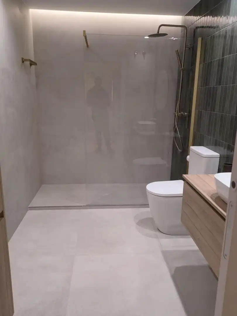 Badezimmer von Wohnung zur Miete in Marbella mit Klimaanlage, Heizung und Terrasse