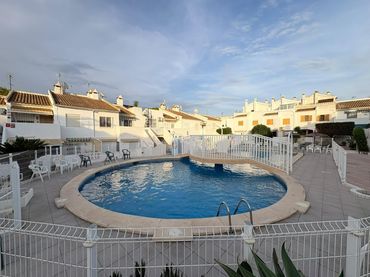 Detached house with pool for sale in Zona Carrefour - Urbanizaciones