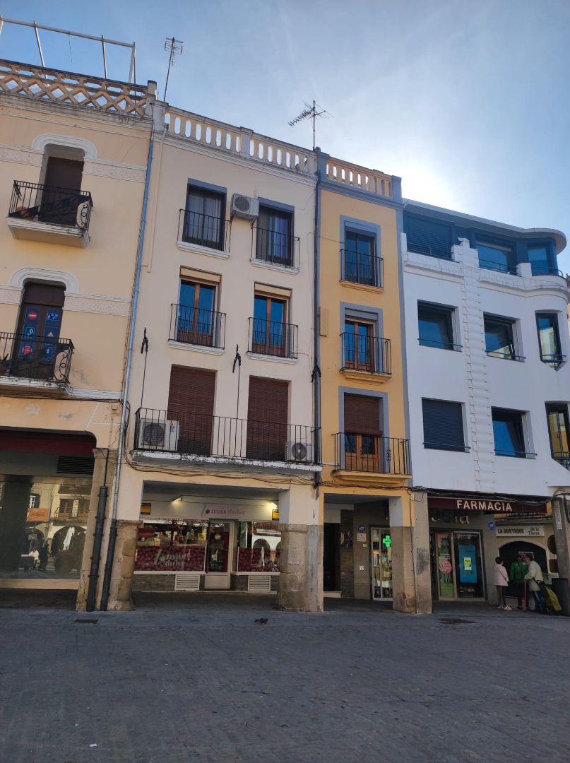 Vista exterior de Àtic en venda en Plasencia amb Aire condicionat, Terrassa i Moblat