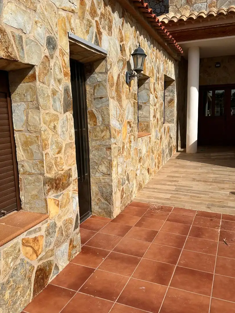 Vista exterior de Casa o xalet de lloguer en Casasimarro amb Aire condicionat, Calefacció i Jardí privat