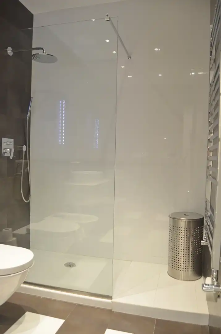 Badezimmer von Wohnung zur Miete in A Coruña Capital  mit Heizung, Parkett und Balkon