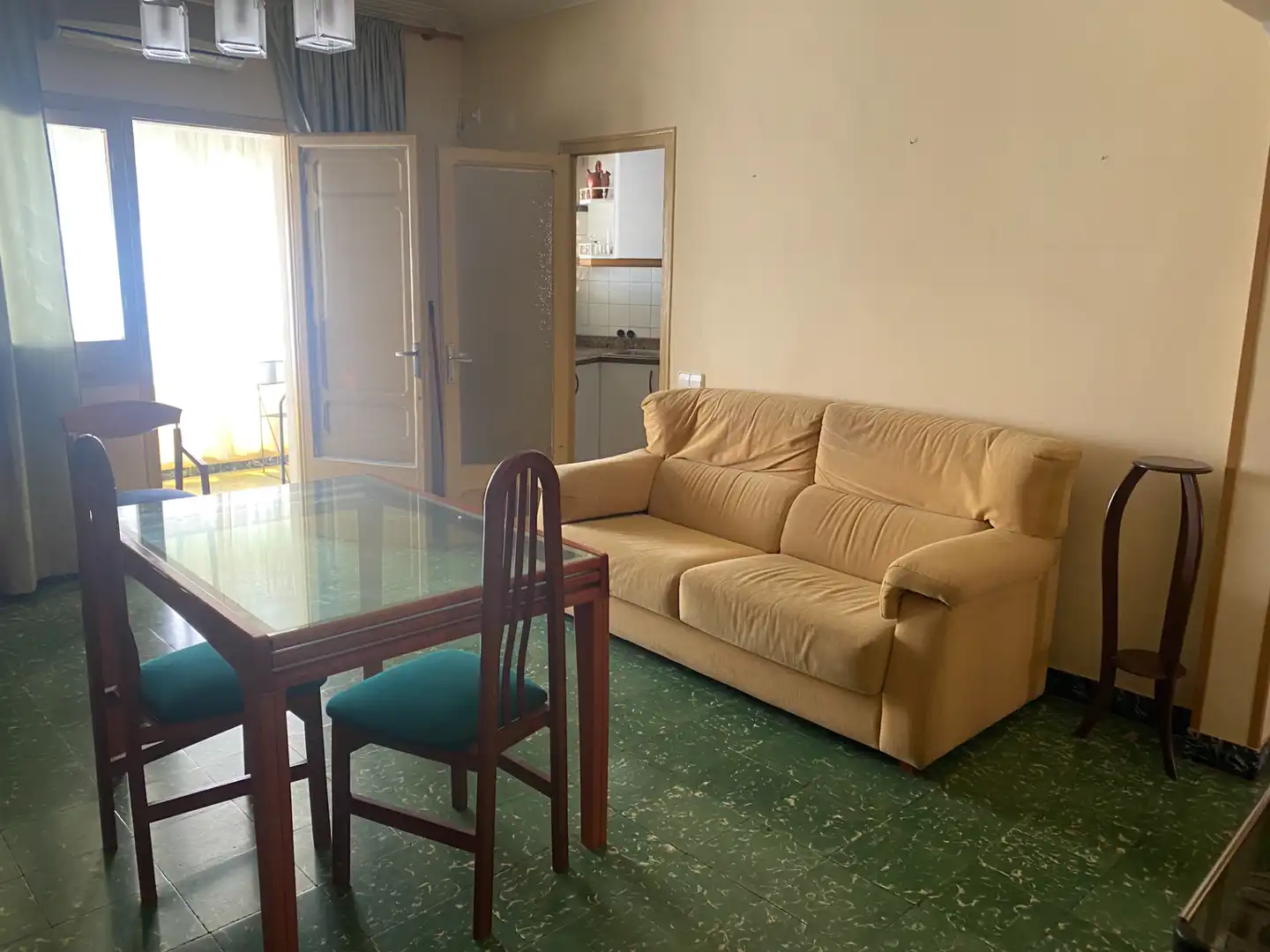 Sala de estar de Piso en venta en Santa Coloma de Gramenet con Terraza, Trastero y Amueblado