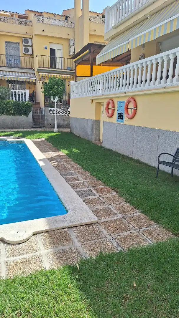 Schwimmbecken von Einfamilien-Reihenhaus zum Verkauf in Torredembarra mit Heizung, Privatgarten und Terrasse