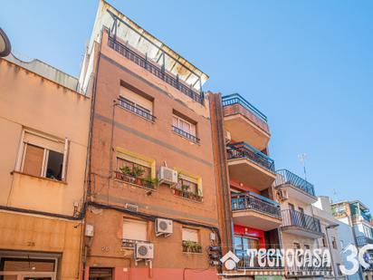 Vista exterior de Pis en venda en Santa Coloma de Gramenet amb Terrassa