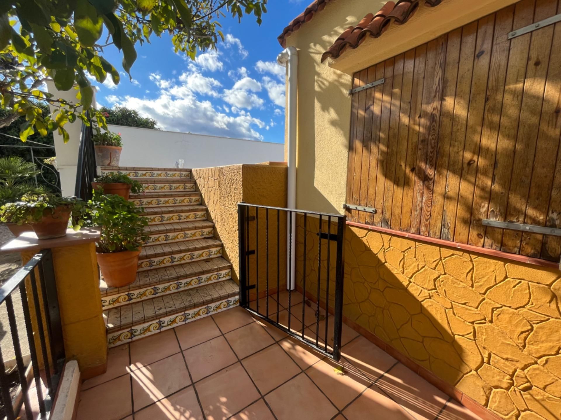 Vista exterior de Finca rústica en venda en Vinaròs amb Jardí privat, Terrassa i Piscina