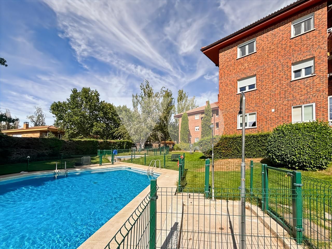 Swimming pool of Flat for sale in El Escorial  with Air Conditioner, Heating and Parquet flooring