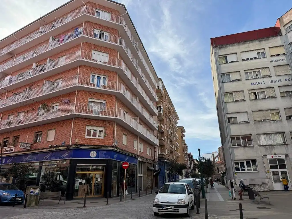 Vista exterior de Pis en venda en Torrelavega  amb Calefacció i Balcó
