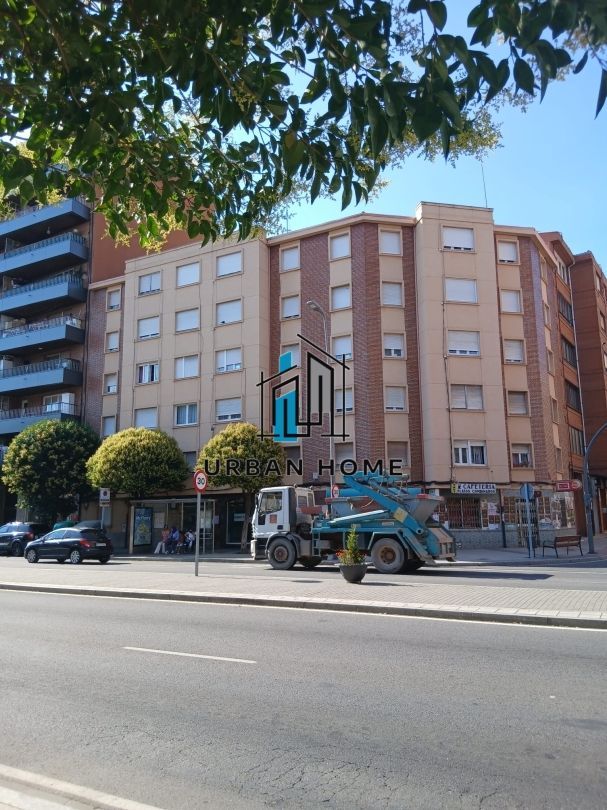 Vista exterior de Pis en venda en León Capital  amb Calefacció, Parquet i Moblat