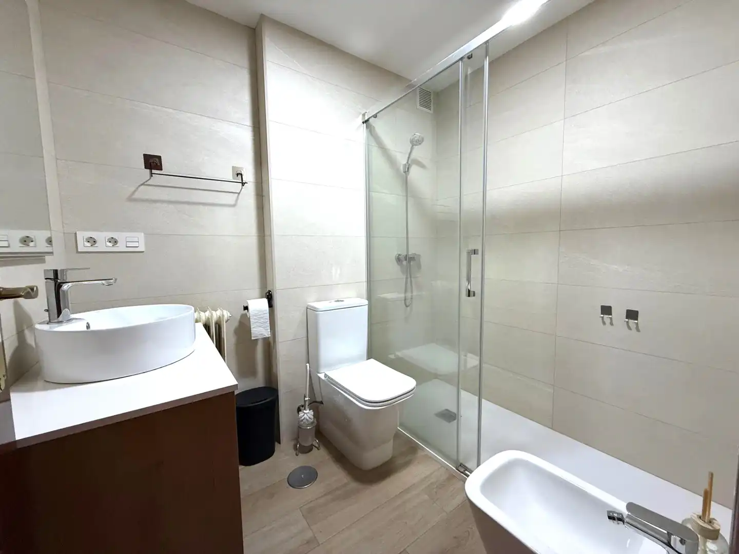 Bathroom of Flat for sale in Granada  with Air Conditioner, Heating and Furnished