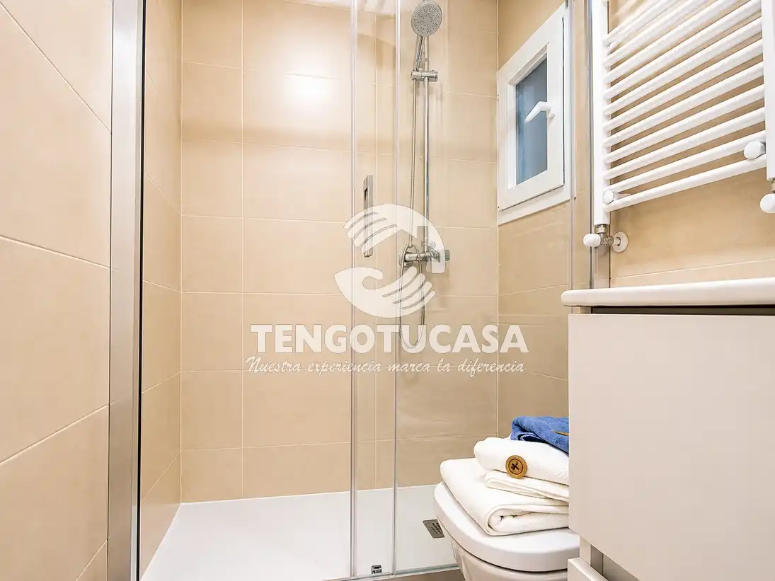 Badezimmer von Wohnung zum Verkauf in Madrid mit Klimaanlage, Möbliert und Ofen