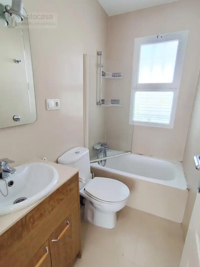 Baño de Ático en venta en Valladolid con Calefacción, Trastero y Amueblado