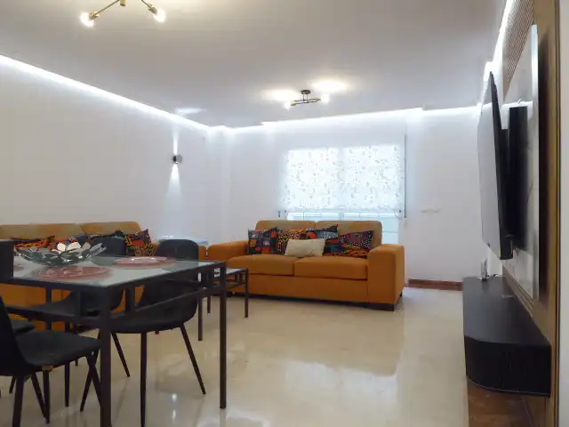 Sala d'estar de Pis de lloguer en Benalmádena amb Aire condicionat, Terrassa i Moblat