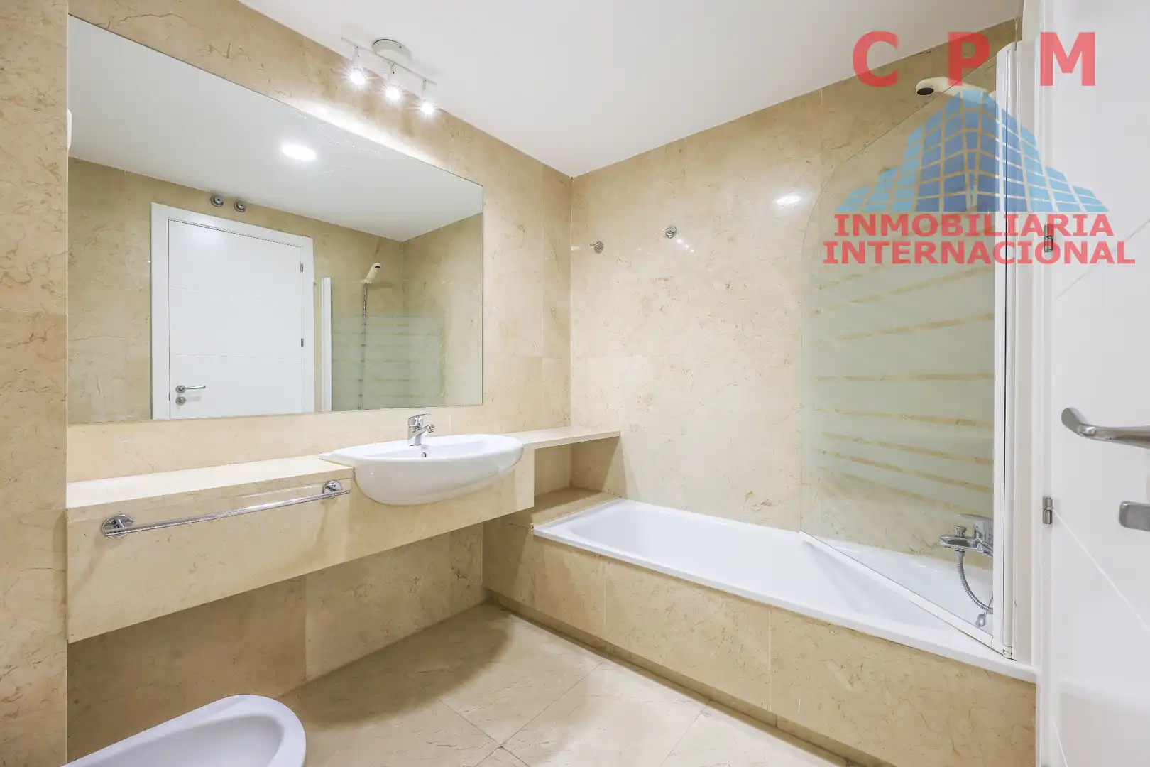Bathroom of Flat for rent in Madrid  with Air Conditioner, Heating and Parquet flooring