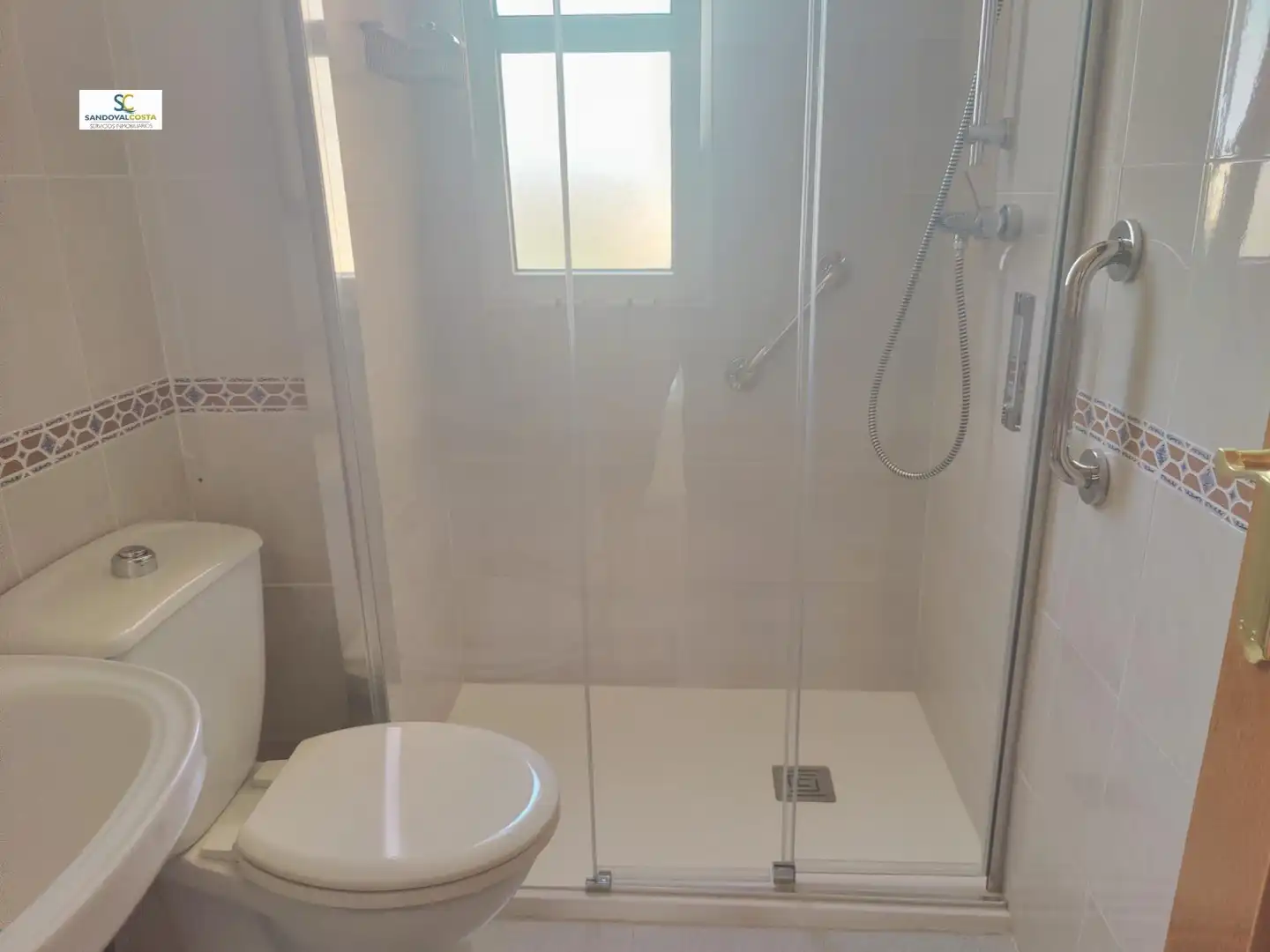 Baño de Piso de alquiler en Alicante / Alacant con Parquet y Piscina comunitaria