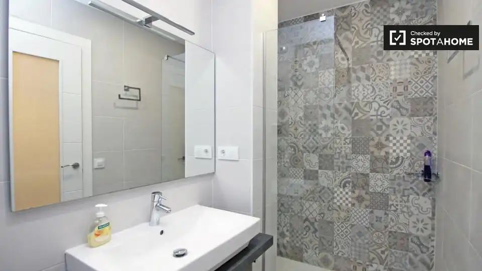 Bany de Apartament per a compartir en Barcelona amb Aire condicionat, Calefacció i Terrassa