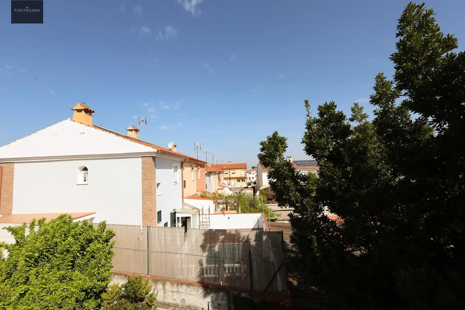 Vista exterior de Casa o xalet en venda en Las Gabias amb Aire condicionat, Piscina i Balcó
